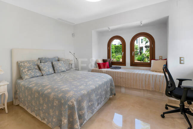 Élégante maison mitoyenne d'angle avec vue panoramique sur la mer et jardin privé