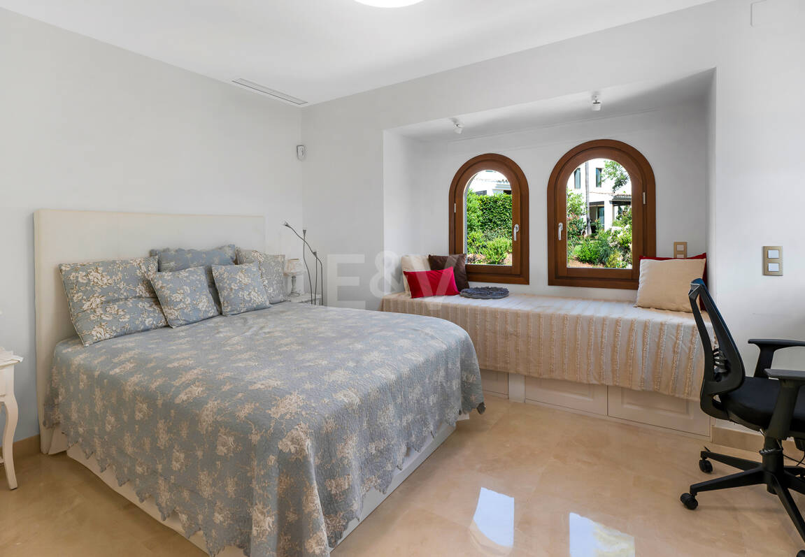 Élégante maison mitoyenne d'angle avec vue panoramique sur la mer et jardin privé