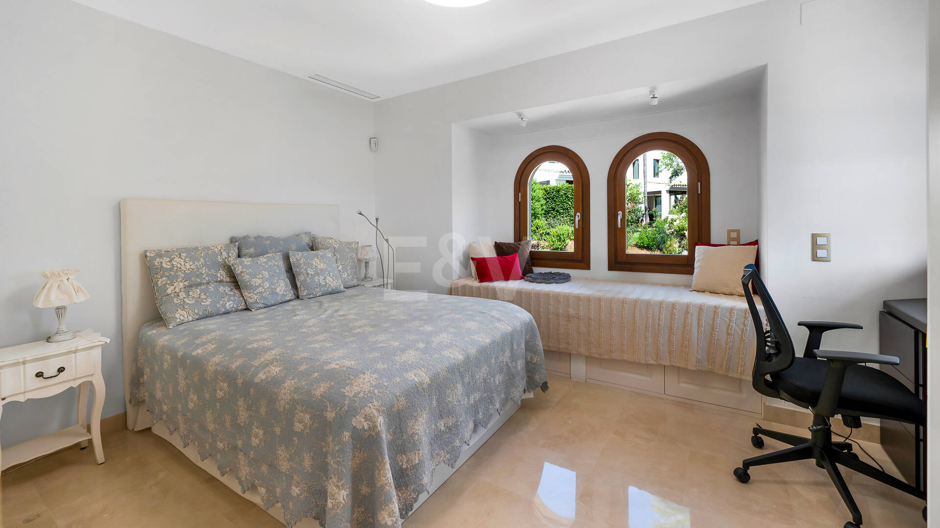 Élégante maison mitoyenne d'angle avec vue panoramique sur la mer et jardin privé