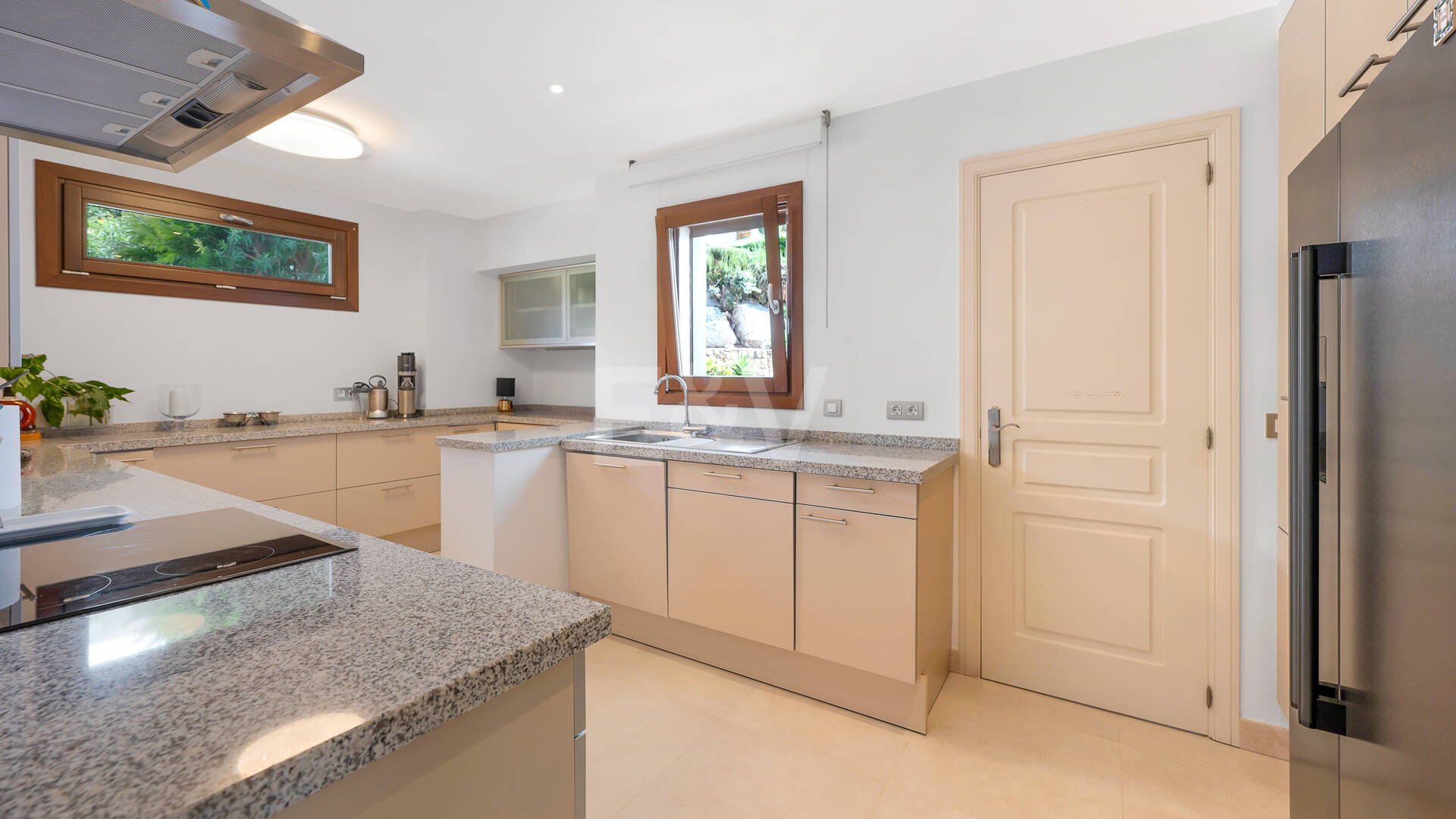 Élégante maison mitoyenne d'angle avec vue panoramique sur la mer et jardin privé