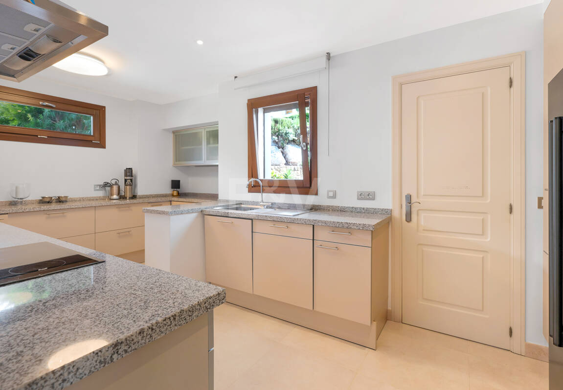 Élégante maison mitoyenne d'angle avec vue panoramique sur la mer et jardin privé