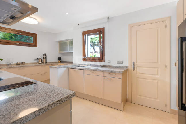 Élégante maison mitoyenne d'angle avec vue panoramique sur la mer et jardin privé