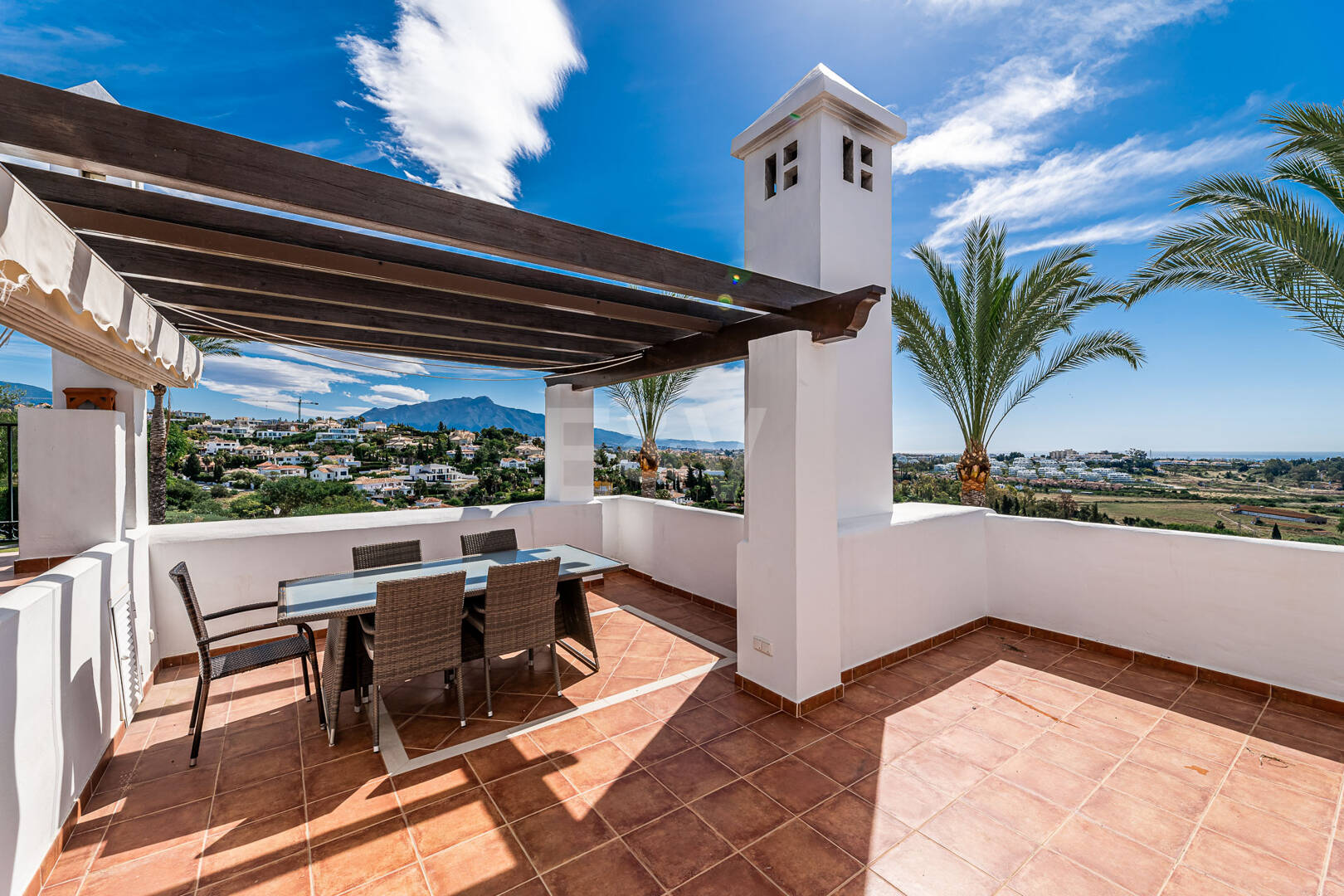 Élégante maison mitoyenne d'angle avec vue panoramique sur la mer et jardin privé