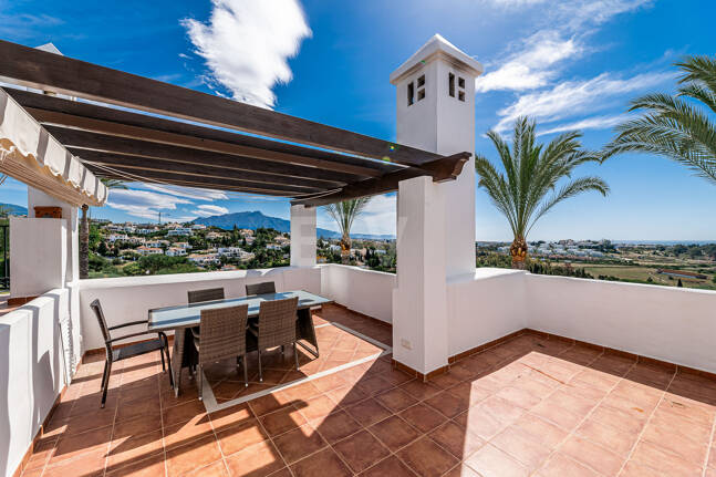 Élégante maison mitoyenne d'angle avec vue panoramique sur la mer et jardin privé