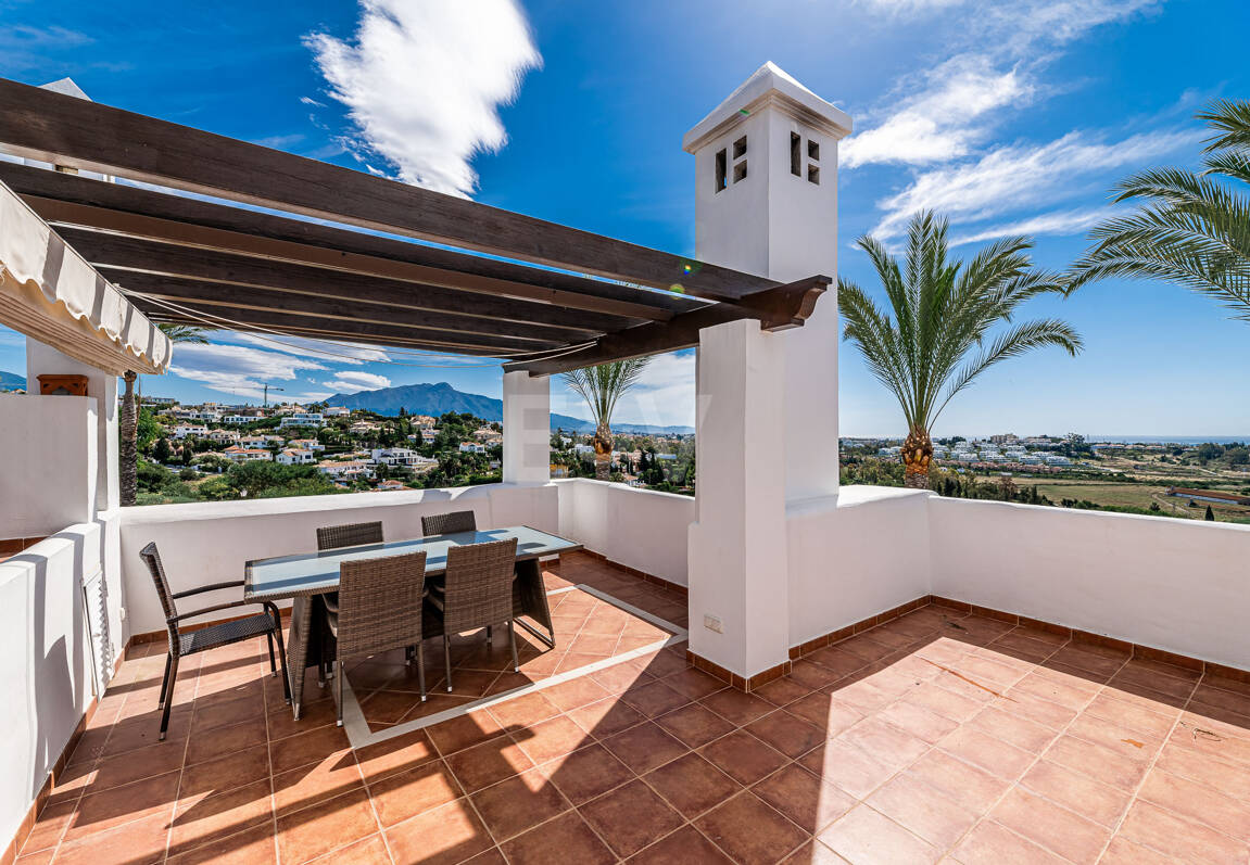 Élégante maison mitoyenne d'angle avec vue panoramique sur la mer et jardin privé