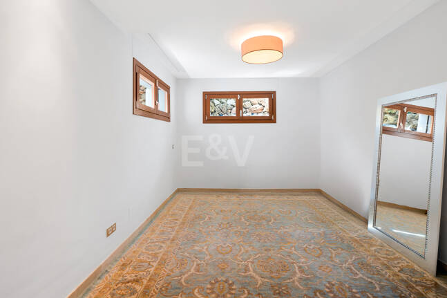 Élégante maison mitoyenne d'angle avec vue panoramique sur la mer et jardin privé