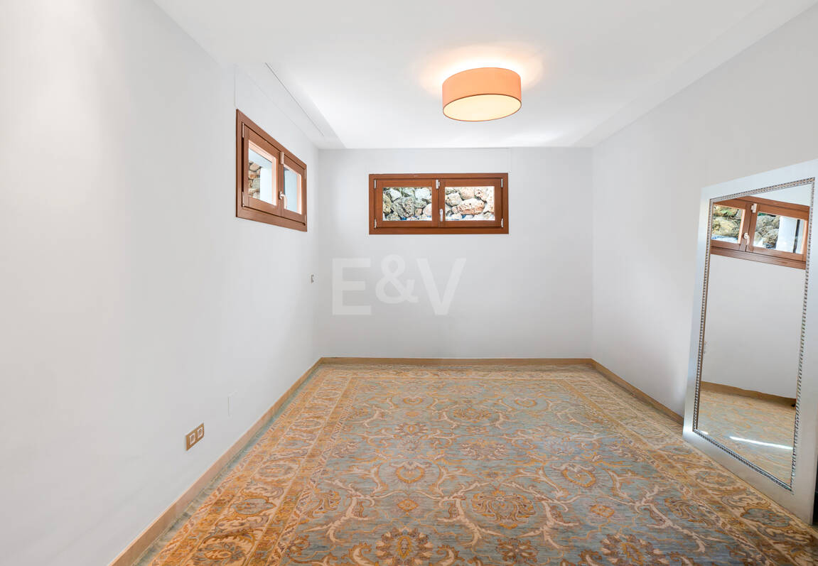 Élégante maison mitoyenne d'angle avec vue panoramique sur la mer et jardin privé