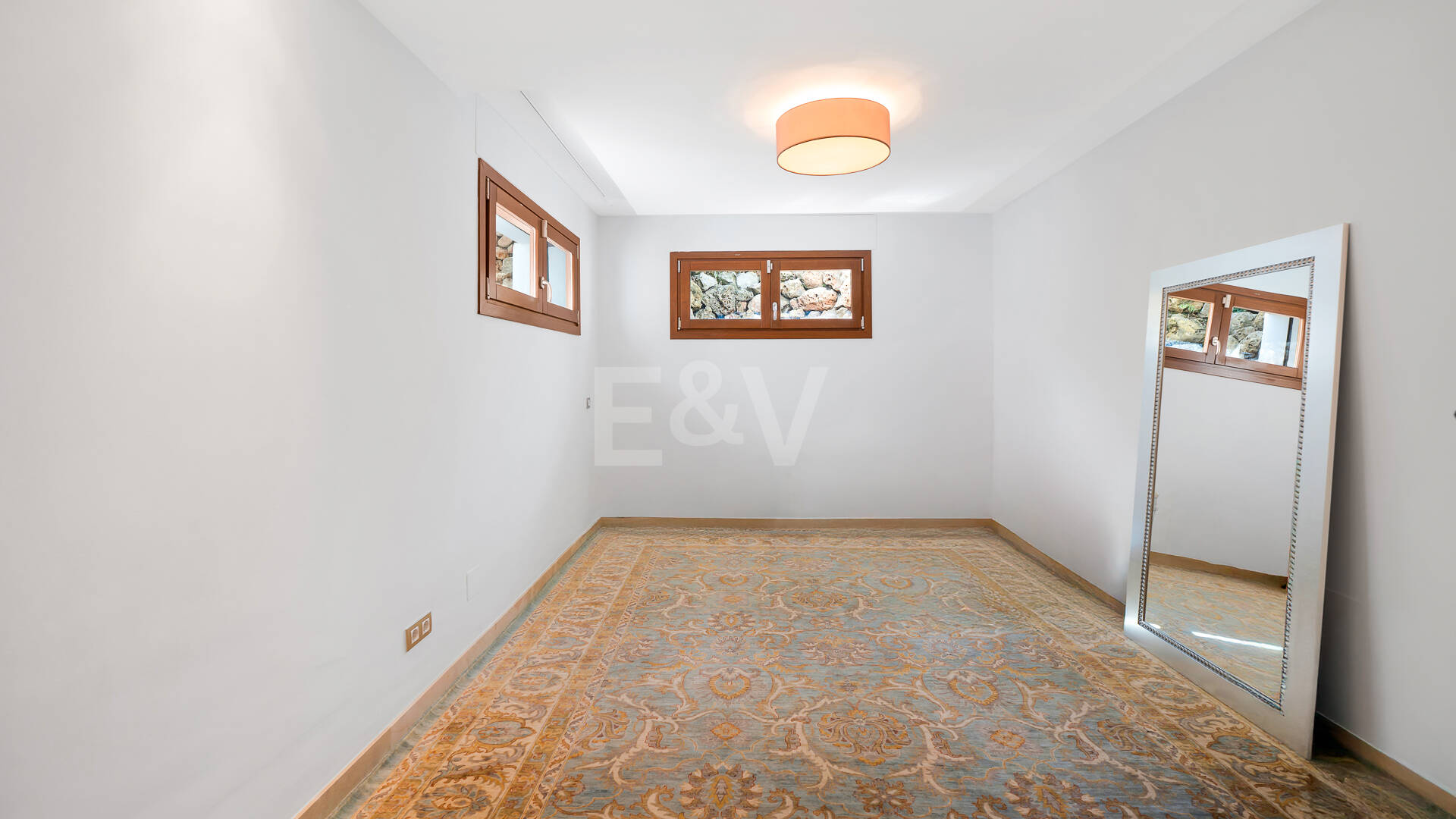 Élégante maison mitoyenne d'angle avec vue panoramique sur la mer et jardin privé