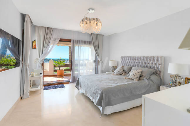 Élégante maison mitoyenne d'angle avec vue panoramique sur la mer et jardin privé