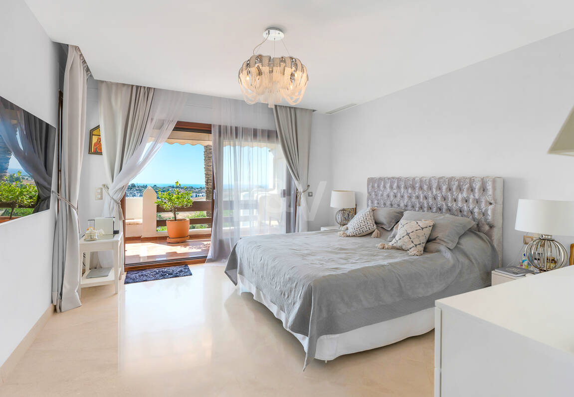 Élégante maison mitoyenne d'angle avec vue panoramique sur la mer et jardin privé