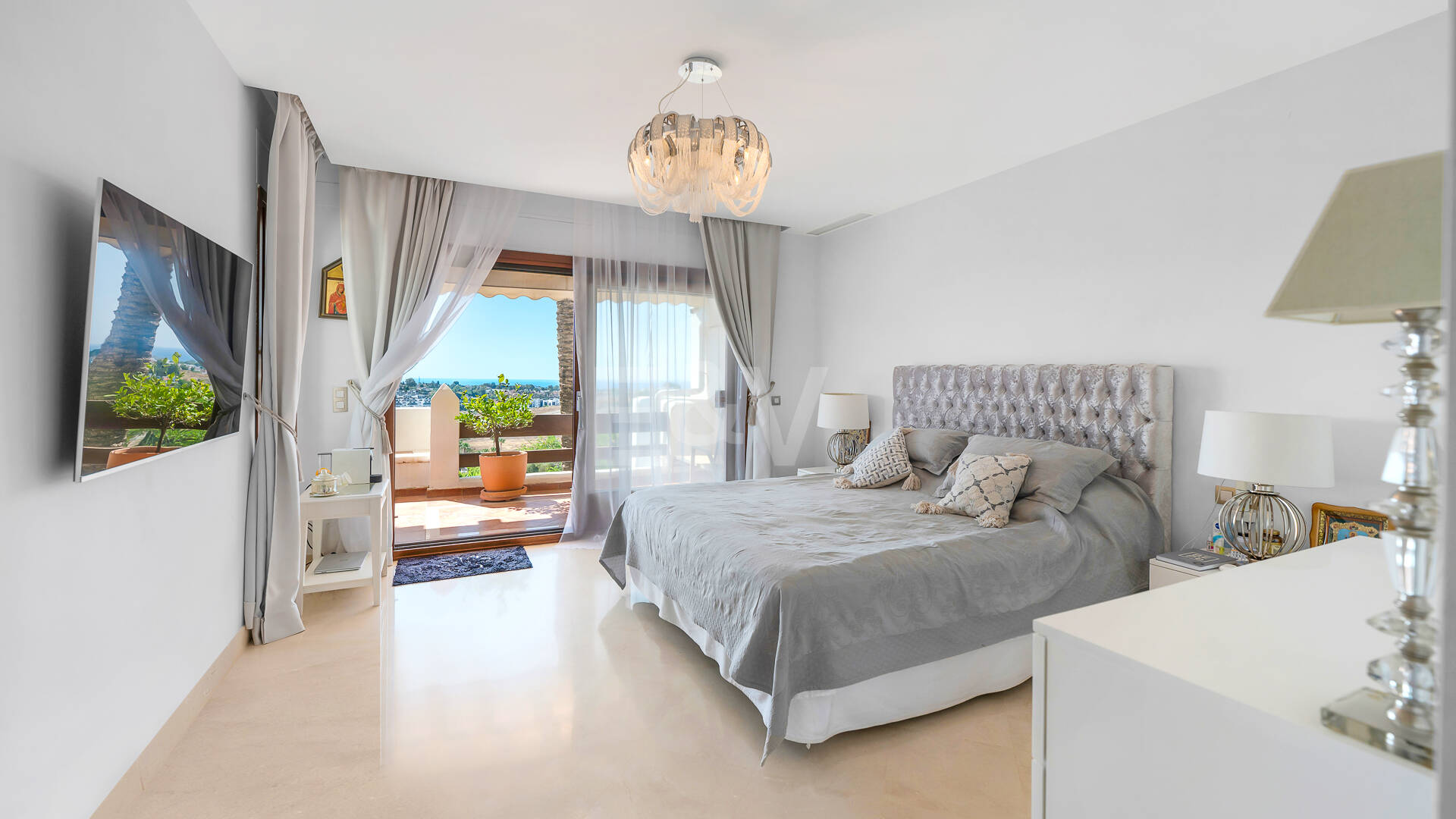 Élégante maison mitoyenne d'angle avec vue panoramique sur la mer et jardin privé