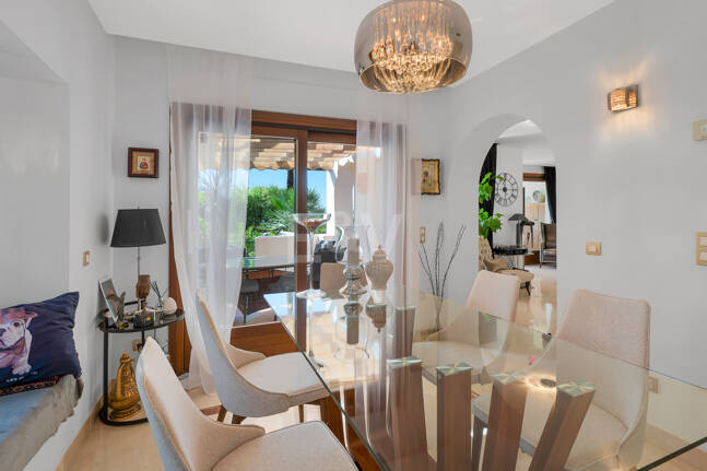 Élégante maison mitoyenne d'angle avec vue panoramique sur la mer et jardin privé