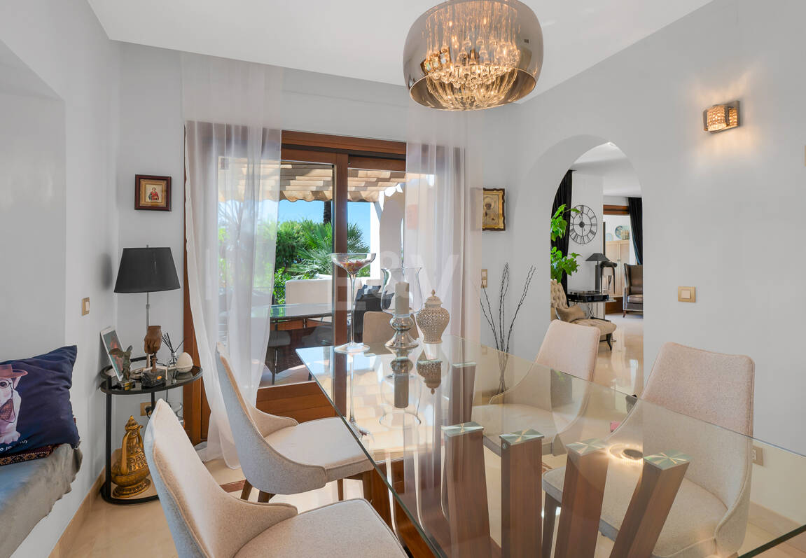 Élégante maison mitoyenne d'angle avec vue panoramique sur la mer et jardin privé