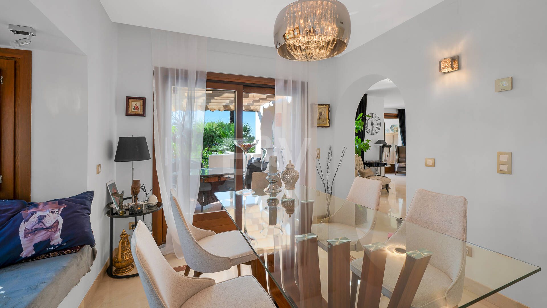 Élégante maison mitoyenne d'angle avec vue panoramique sur la mer et jardin privé