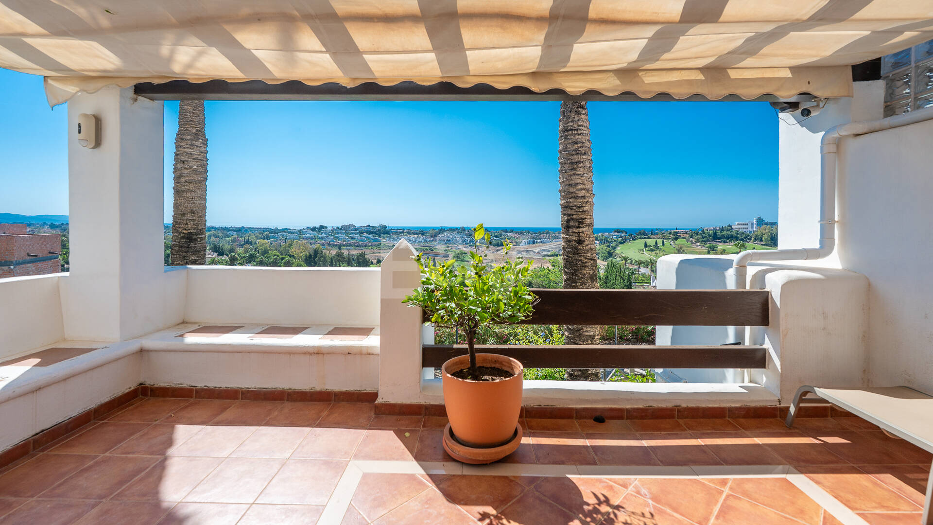 Élégante maison mitoyenne d'angle avec vue panoramique sur la mer et jardin privé