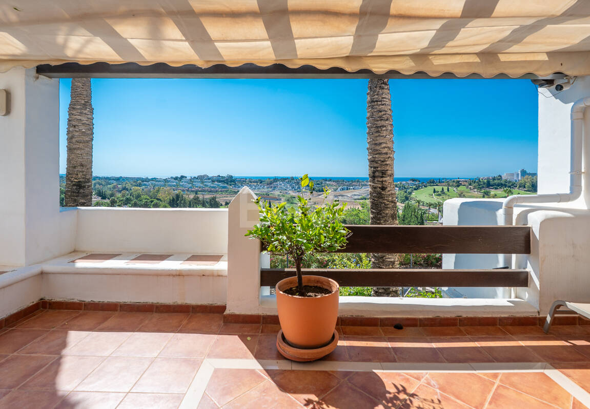 Élégante maison mitoyenne d'angle avec vue panoramique sur la mer et jardin privé