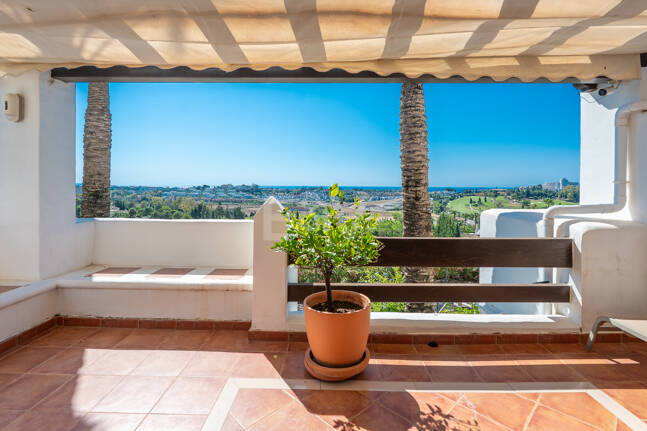Élégante maison mitoyenne d'angle avec vue panoramique sur la mer et jardin privé