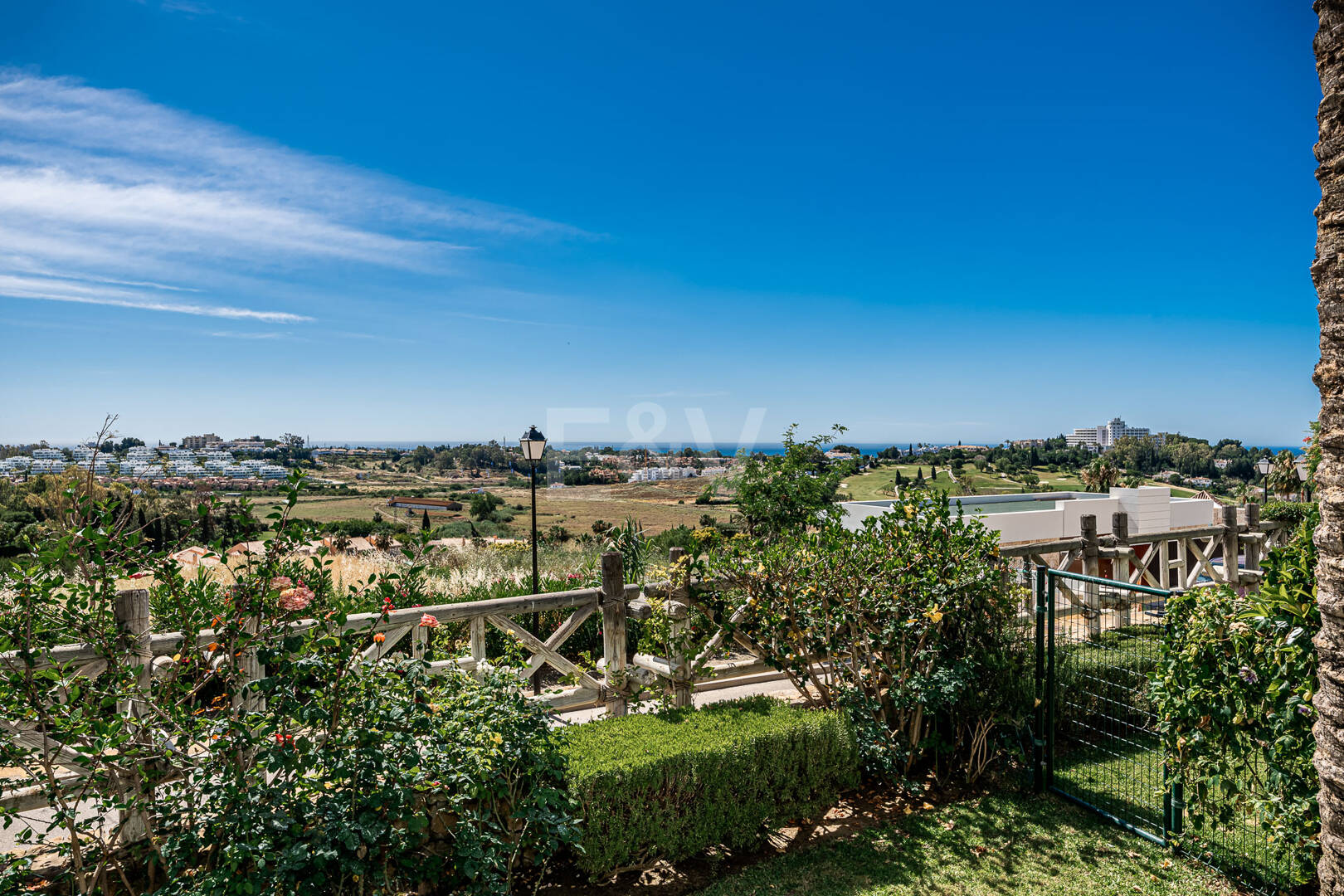 Élégante maison mitoyenne d'angle avec vue panoramique sur la mer et jardin privé