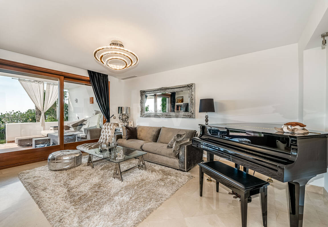 Élégante maison mitoyenne d'angle avec vue panoramique sur la mer et jardin privé