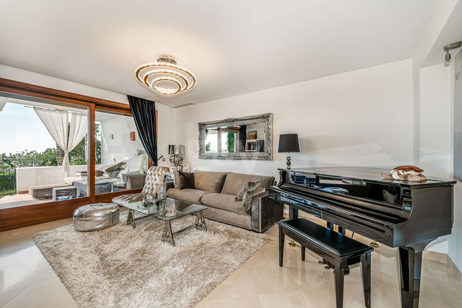 Élégante maison mitoyenne d'angle avec vue panoramique sur la mer et jardin privé