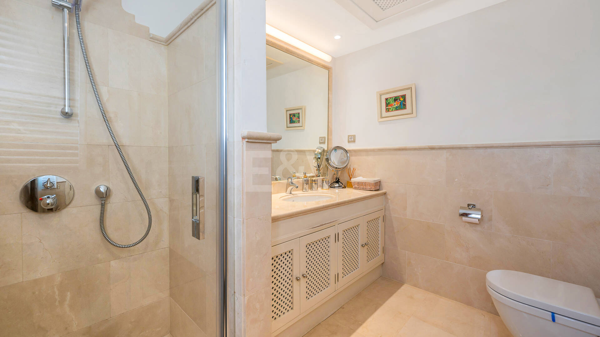 Élégante maison mitoyenne d'angle avec vue panoramique sur la mer et jardin privé