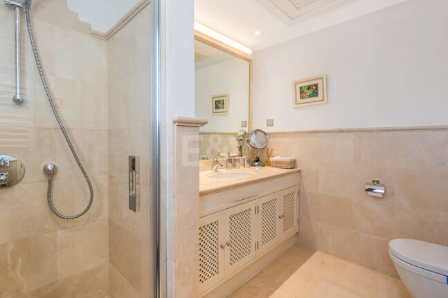 Élégante maison mitoyenne d'angle avec vue panoramique sur la mer et jardin privé