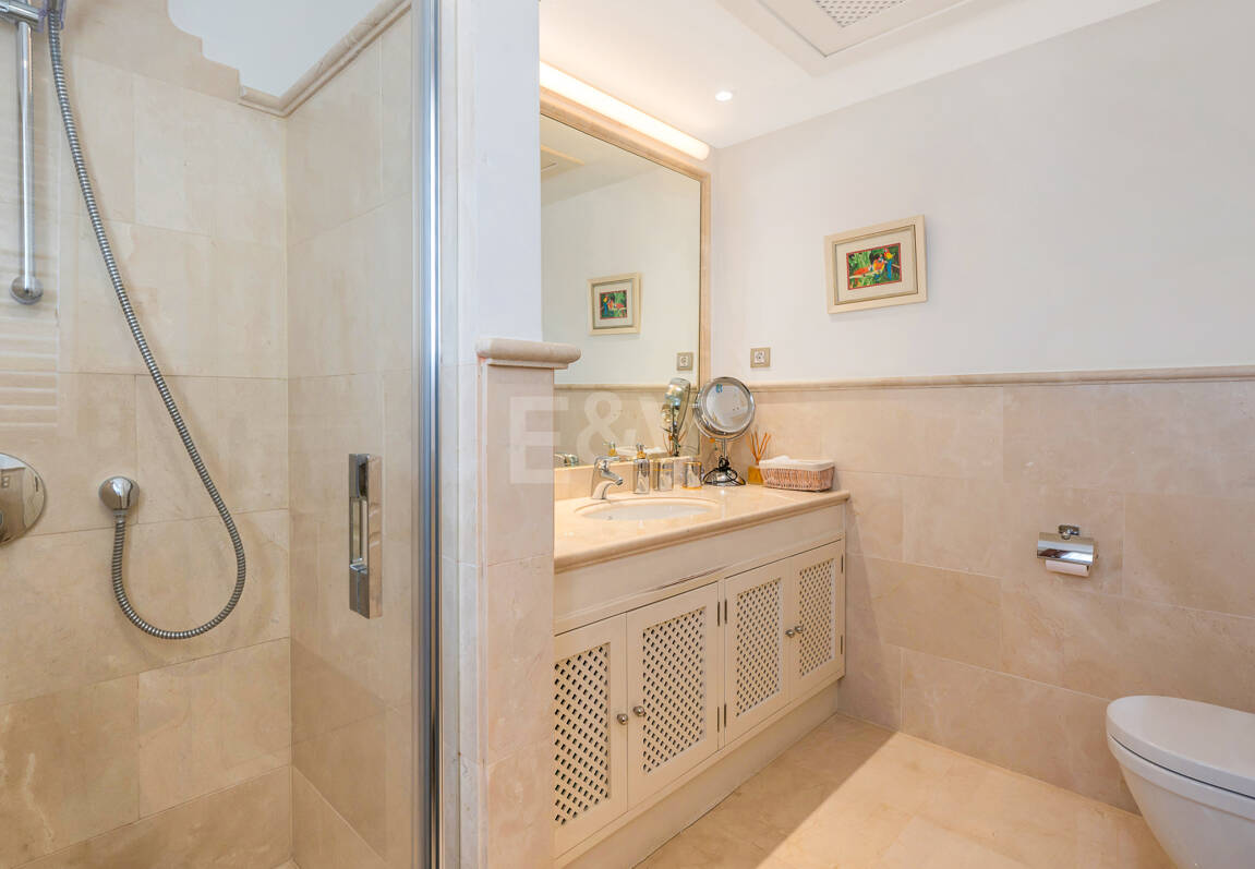 Élégante maison mitoyenne d'angle avec vue panoramique sur la mer et jardin privé