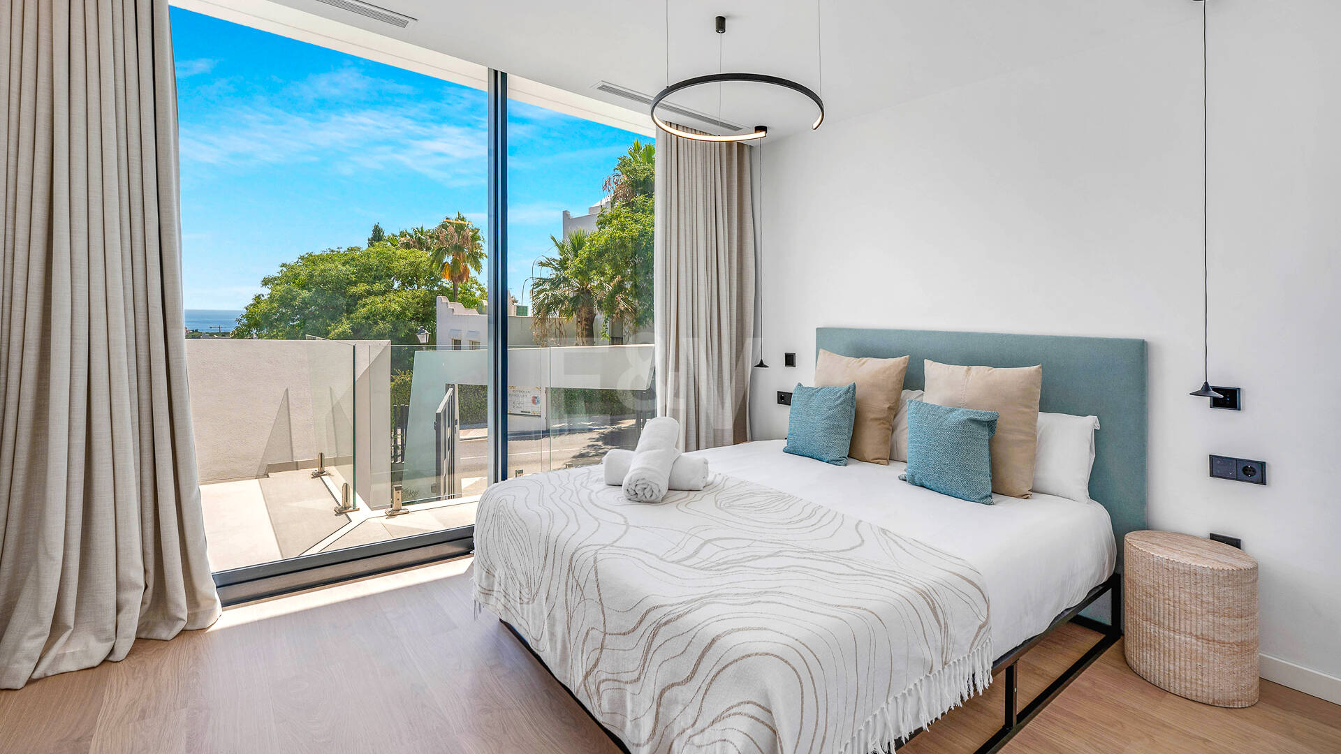 Fantastiskt prissatt lyx Villa med gym och underhållande faciliteter i Cabopino