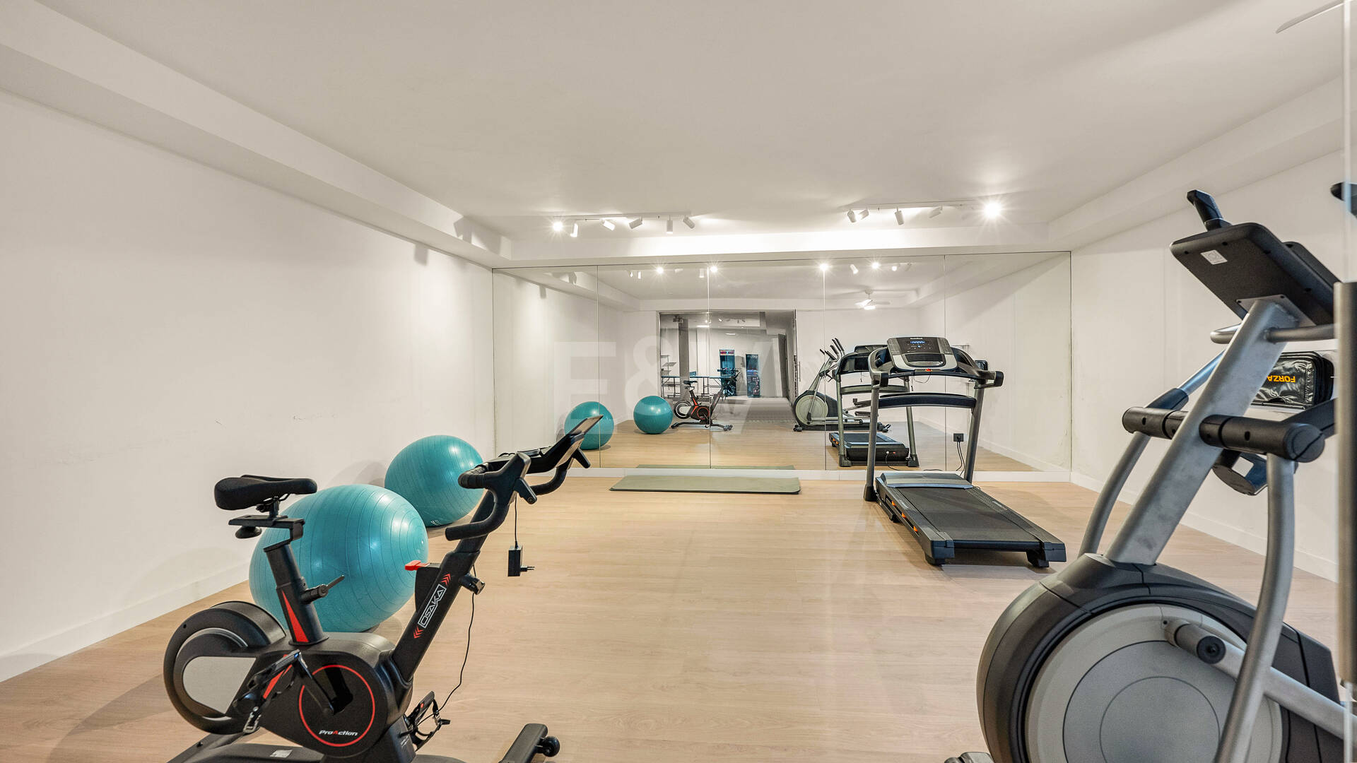 Fantástica villa de lujo a un precio increíble con gimnasio e instalaciones de ocio en Cabopino