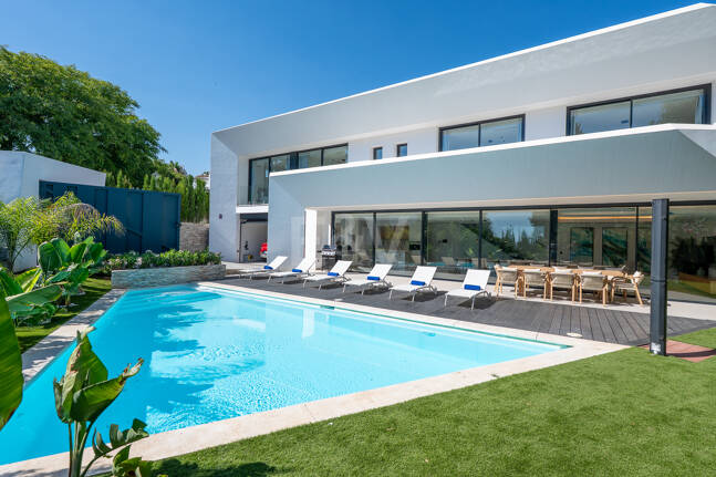 Fantastiskt prissatt lyx Villa med gym och underhållande faciliteter i Cabopino