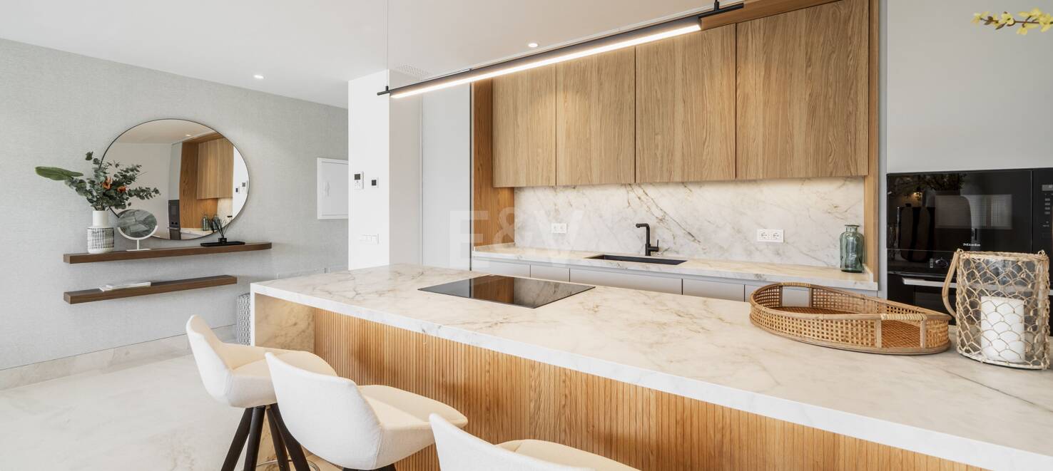 Außergewöhnliches Duplex-Penthouse im Golf Valley von Marbella mit Rooftop-Pool und Panoramablick
