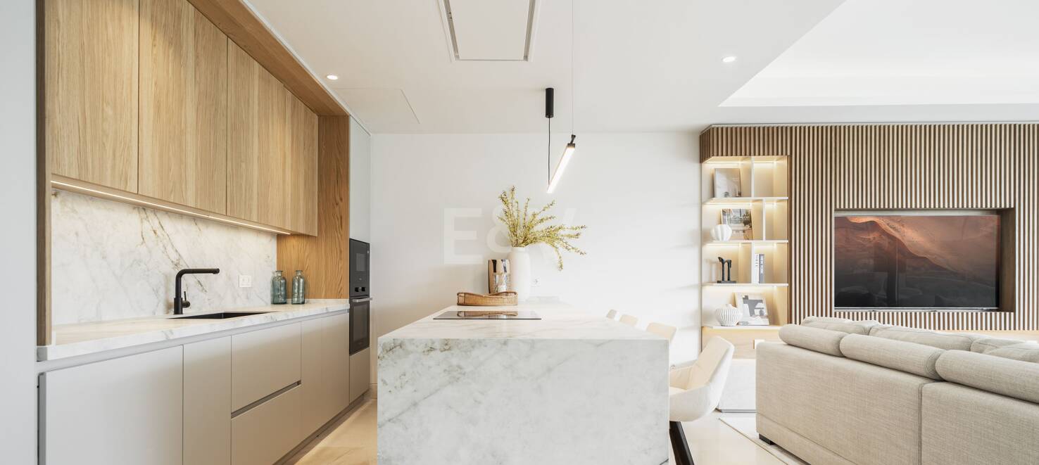 Außergewöhnliches Duplex-Penthouse im Golf Valley von Marbella mit Rooftop-Pool und Panoramablick