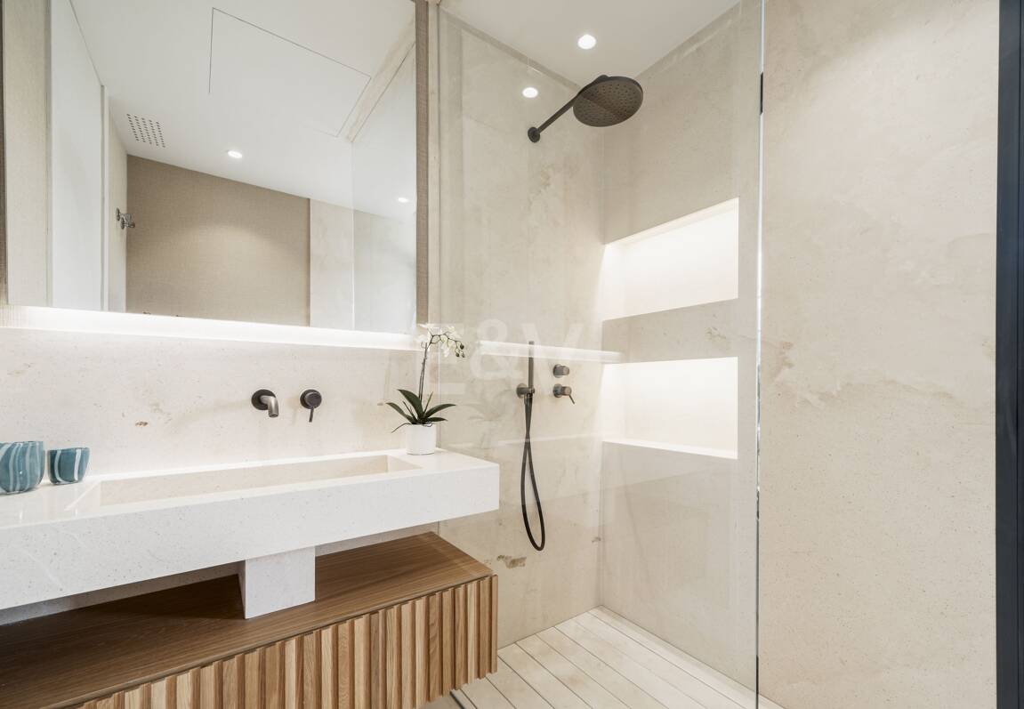 Design contemporain et vie en plein air au cœur de Nueva Andalucía