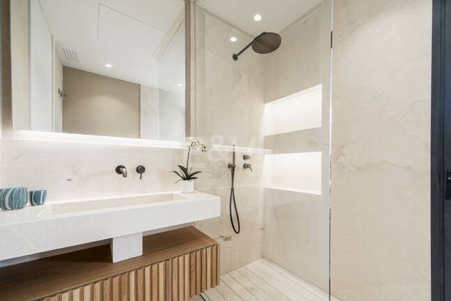 Design contemporain et vie en plein air au cœur de Nueva Andalucía