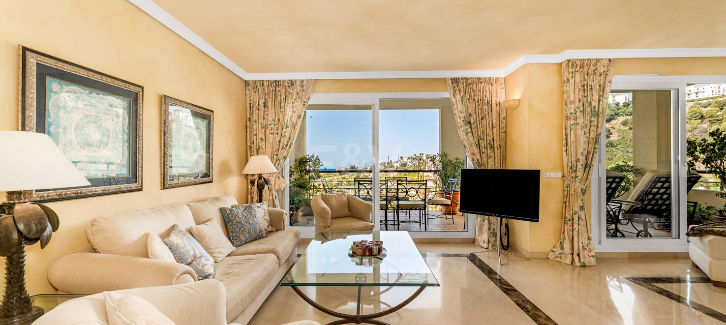 Lujoso ático dúplex con impresionantes vistas al mar junto al campo de golf