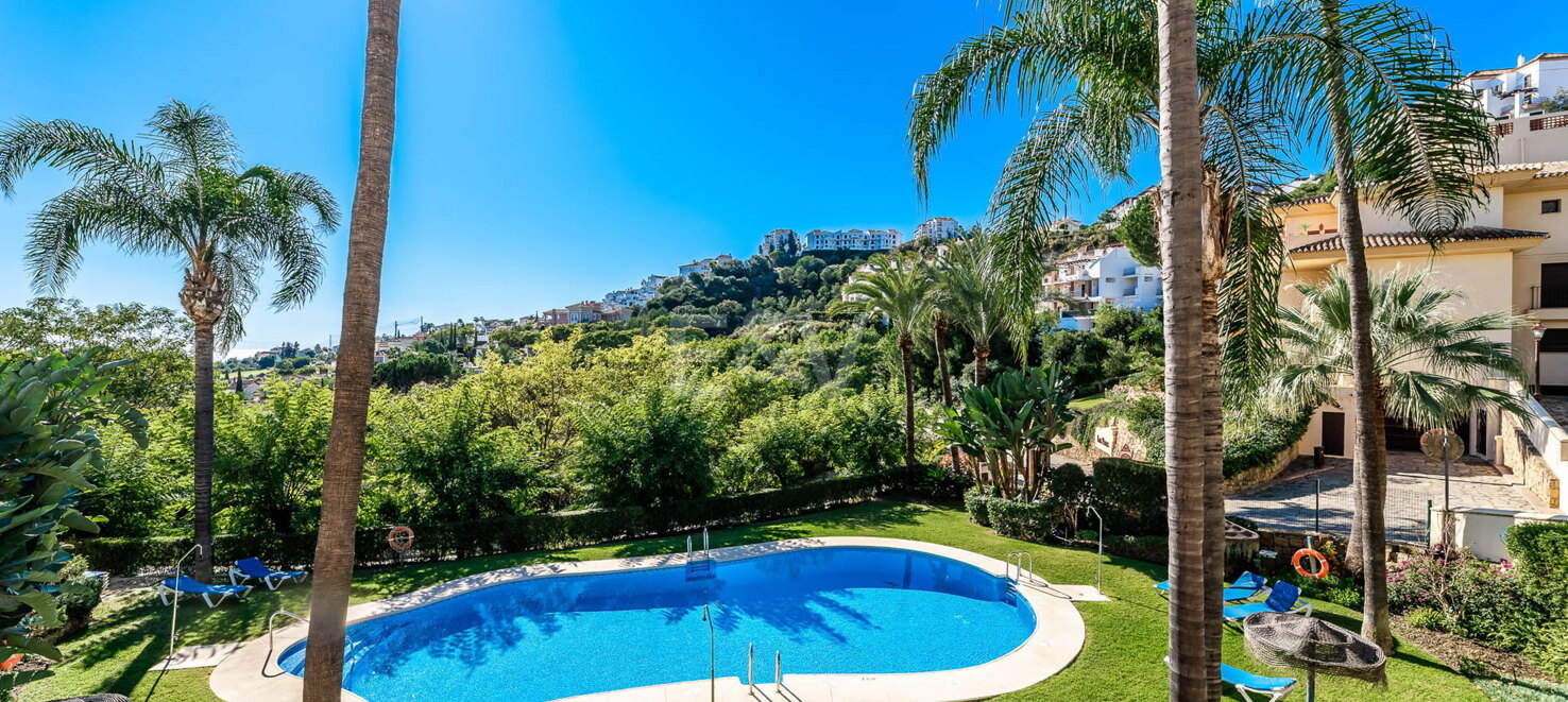 Luxuriöses Duplex-Penthouse mit Panoramablick auf das Meer neben dem Golfplatz