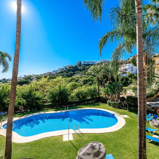 Lujoso ático dúplex con impresionantes vistas al mar junto al campo de golf