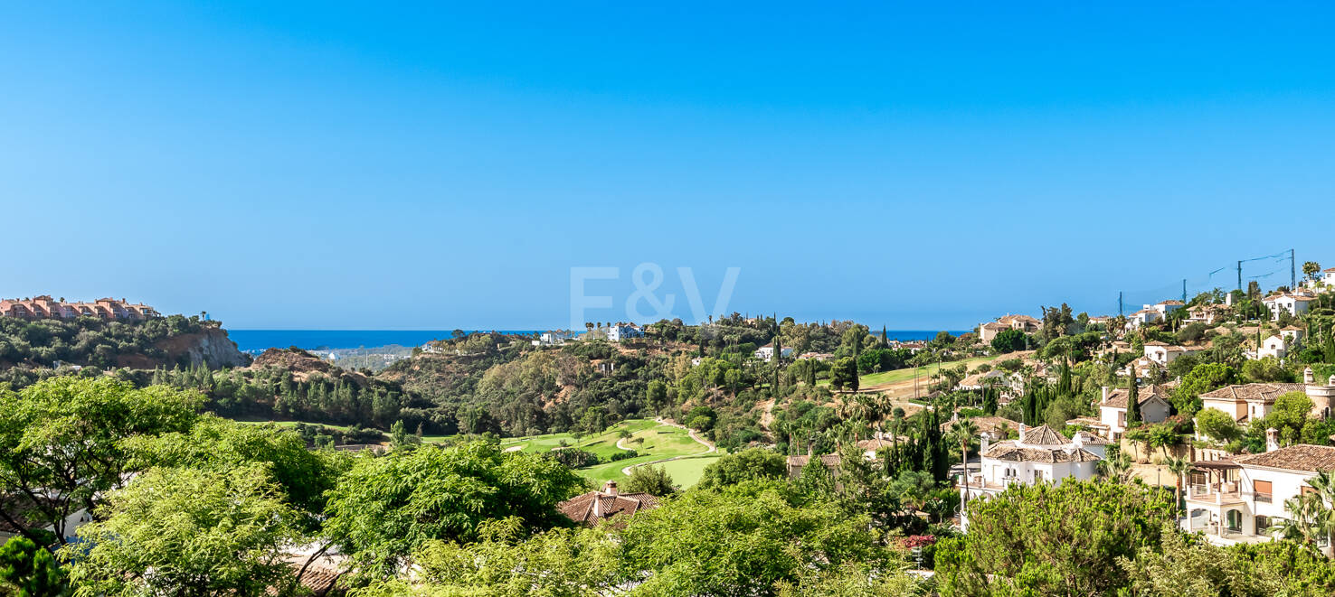 Lujoso ático dúplex con impresionantes vistas al mar junto al campo de golf