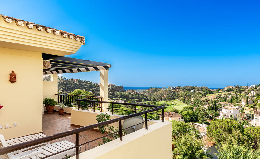 Ce luxueux penthouse duplex à Benahavis offre une vue panoramique imprenable au sein d'une communauté fermée, offrant une intimité et...