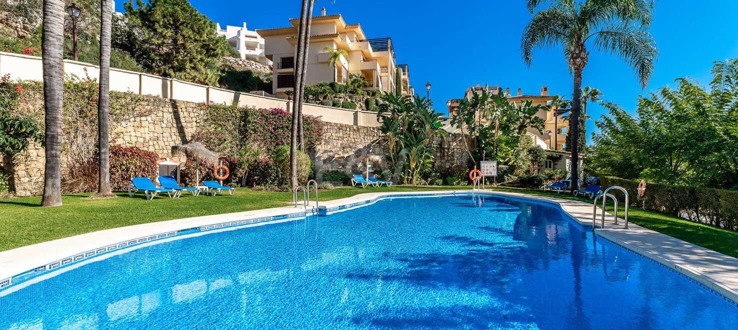 Luxuriöses Duplex-Penthouse mit Panoramablick auf das Meer neben dem Golfplatz