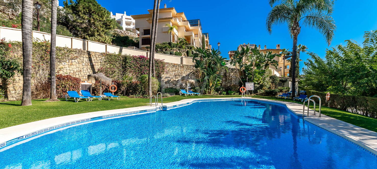 Lujoso ático dúplex con impresionantes vistas al mar junto al campo de golf