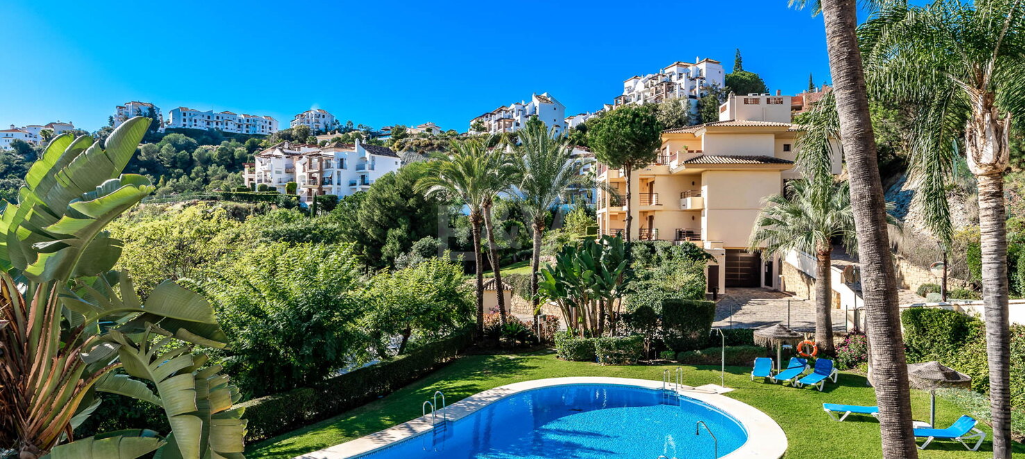 Luxuriöses Duplex-Penthouse mit Panoramablick auf das Meer neben dem Golfplatz