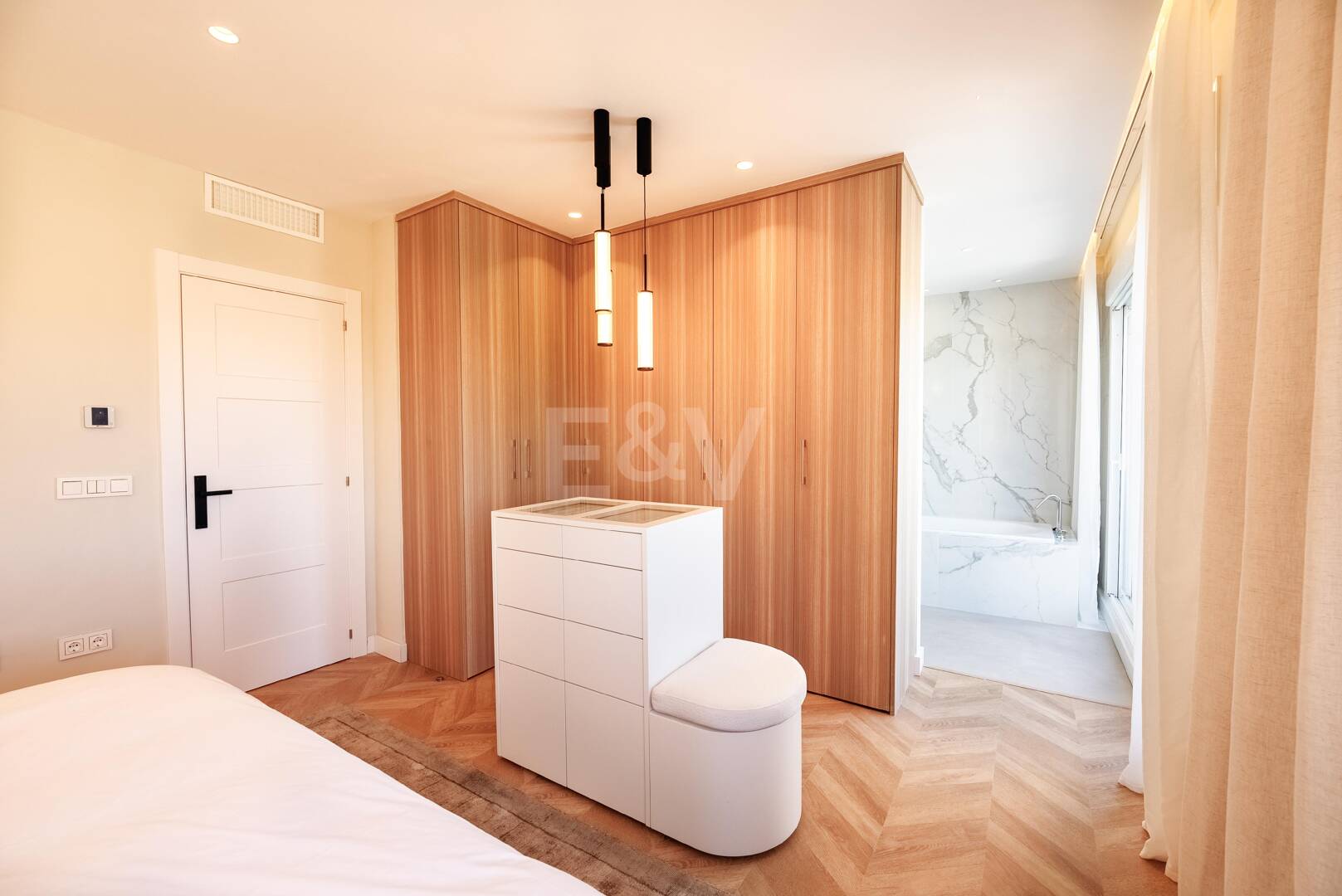 Contemporary Luxury Townhouse Steps from Puente Romano Beach Resort