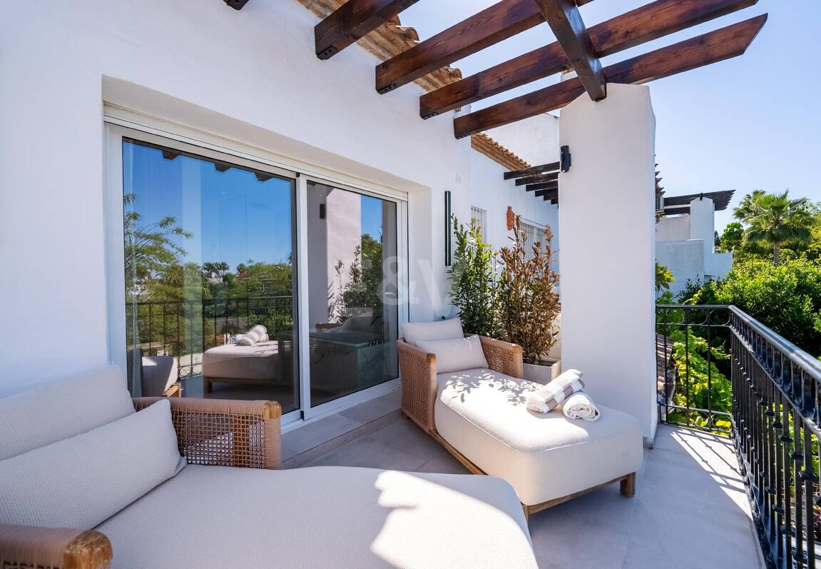 Contemporary Luxury Townhouse Steps from Puente Romano Beach Resort