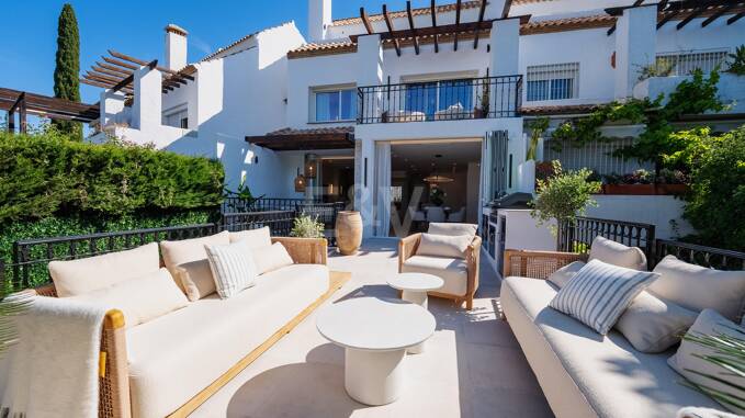 Stilvolles modernes Stadthaus nur Schritte vom Puente Romano Beach Resort entfernt