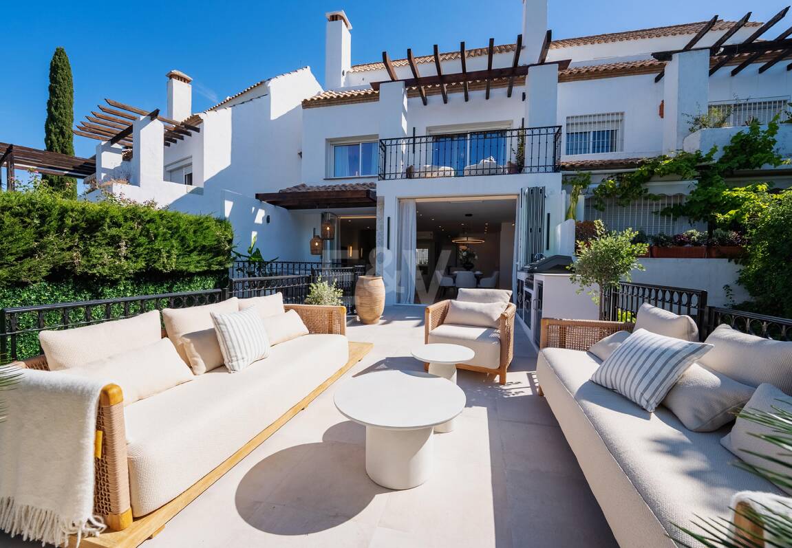 Contemporary Luxury Townhouse Steps from Puente Romano Beach Resort