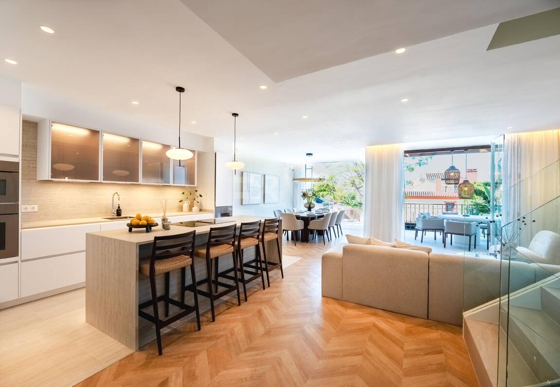 Contemporary Luxury Townhouse Steps from Puente Romano Beach Resort