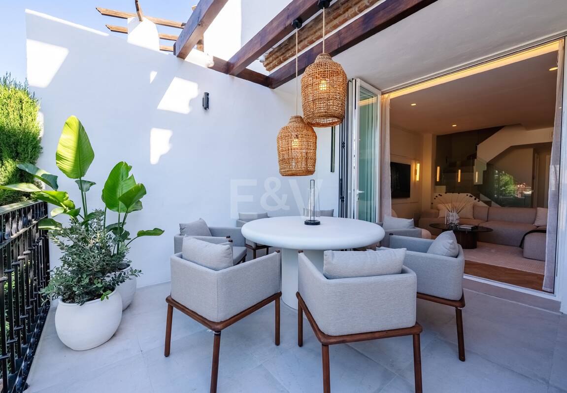 Contemporary Luxury Townhouse Steps from Puente Romano Beach Resort