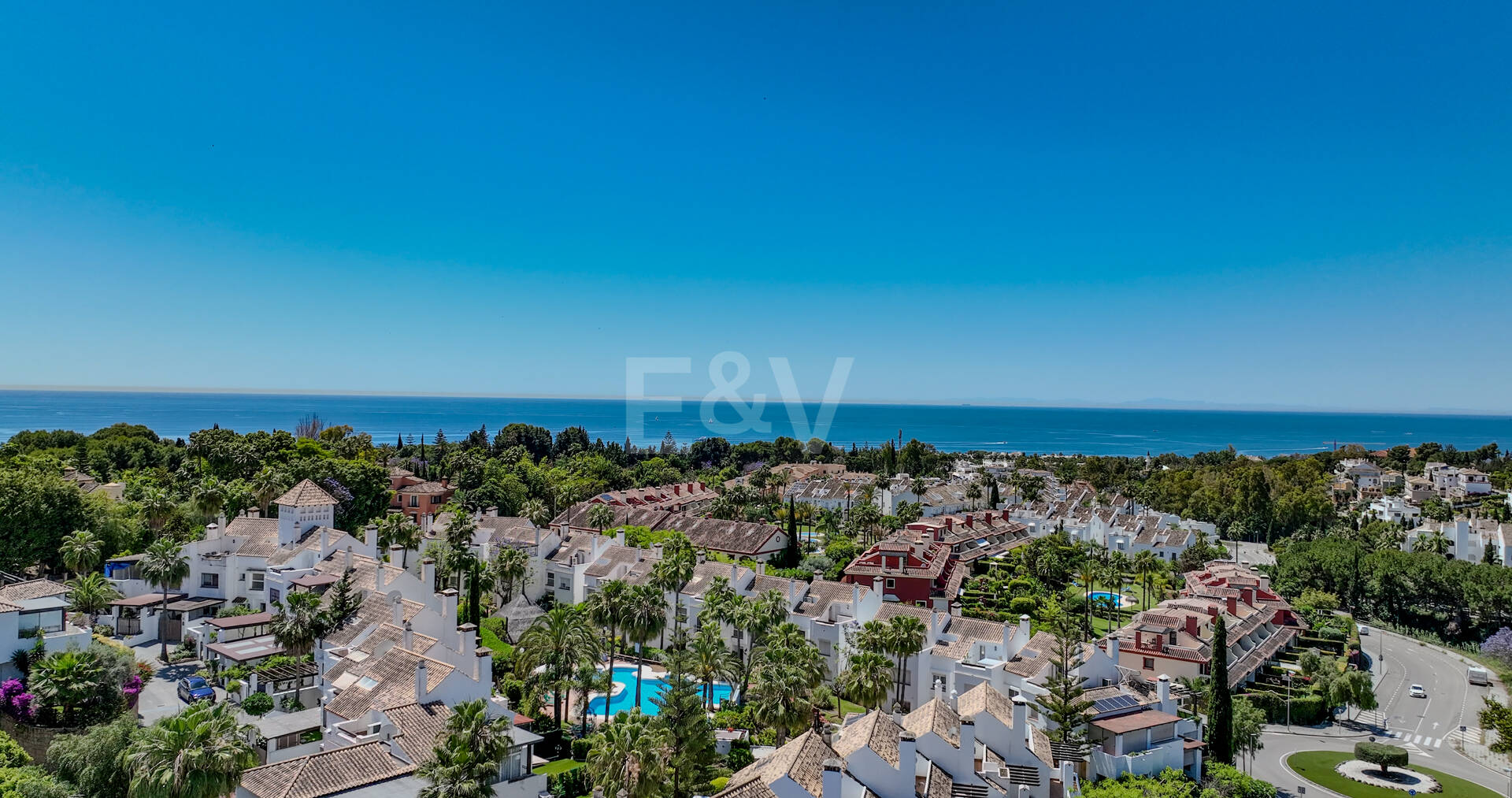 Modernes Luxus-Stadthaus nur wenige Schritte vom Puente Romano Beach Resort entfernt