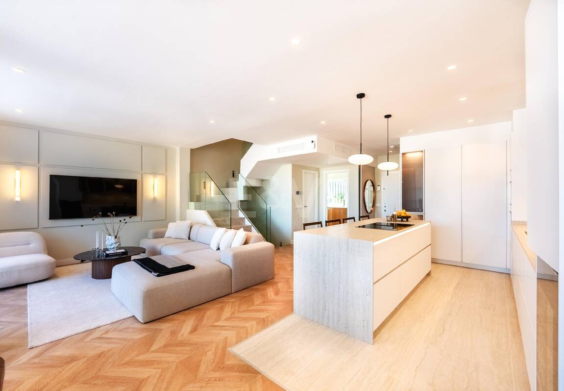 Contemporary Luxury Townhouse Steps from Puente Romano Beach Resort